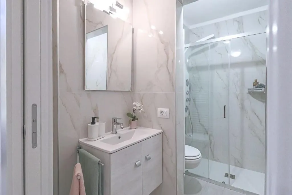 New Private Apt In Como Whit A-C Comfort - Elegant - Comfortable 0*,  Italy
